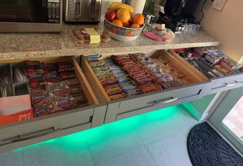 ベッドアンドブレックファースト Fantasy Island Inn – Caters To Men