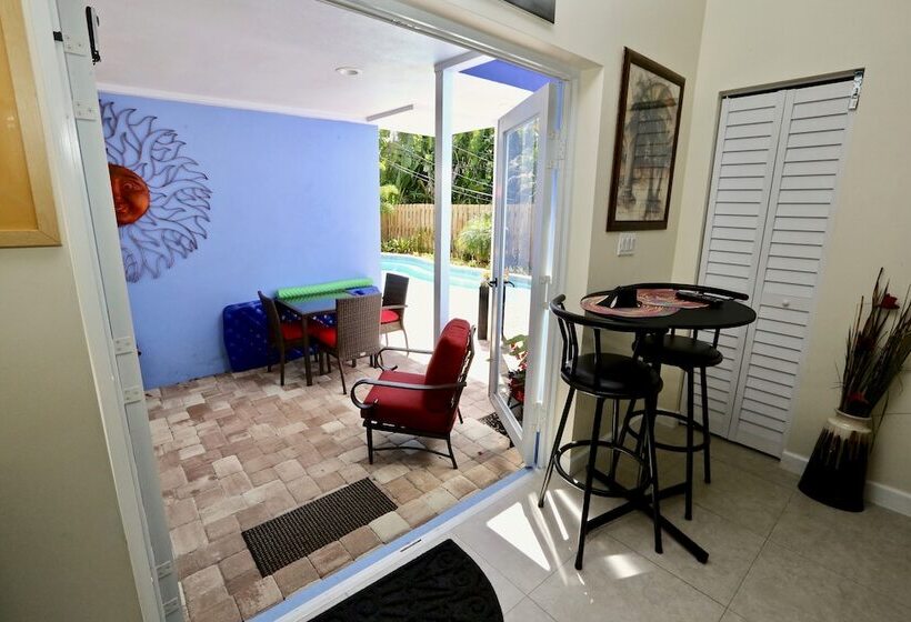 مبيت وإفطار Fantasy Island Inn – Caters To Men