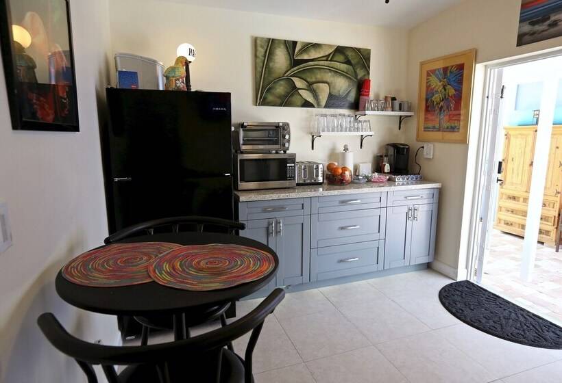 مبيت وإفطار Fantasy Island Inn – Caters To Men