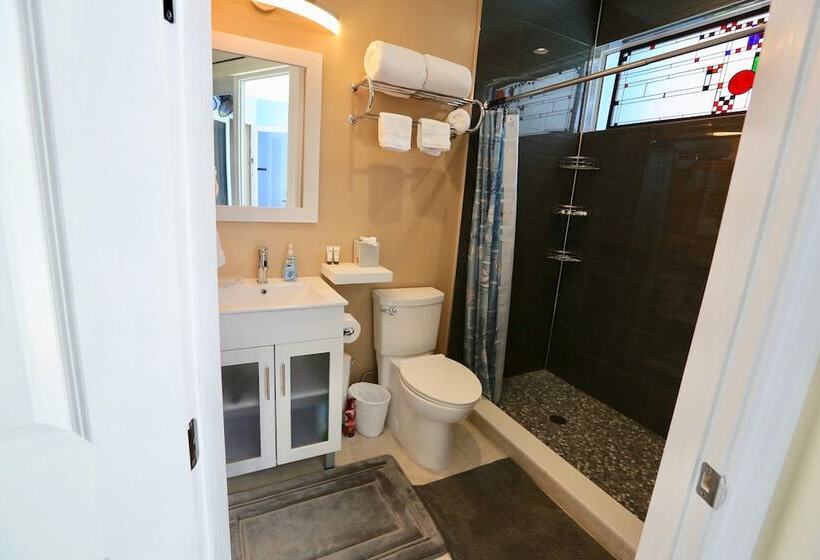 مبيت وإفطار Fantasy Island Inn – Caters To Men