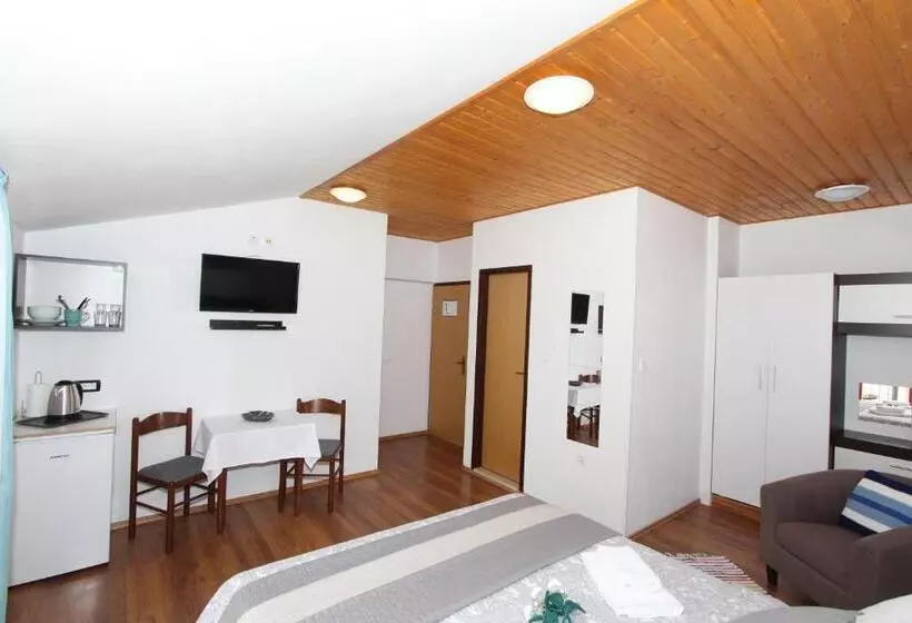 Отель Rooms And Apartment Matosevic