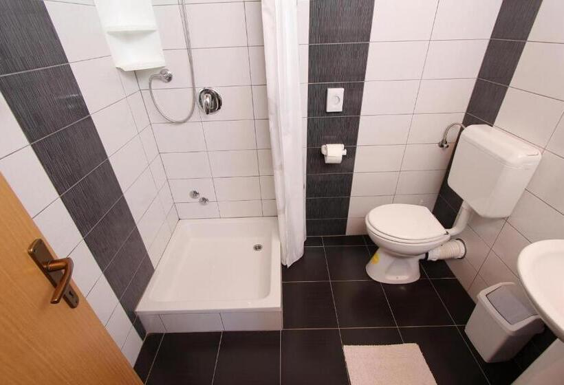 ホテル Rooms And Apartment Matosevic