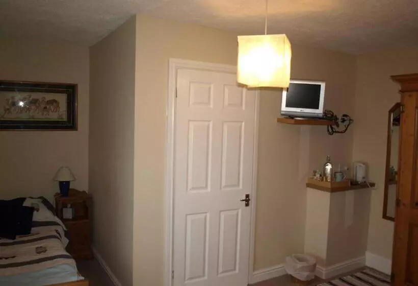 Aamiaismajoitus (B&B) Cleaver Cottage