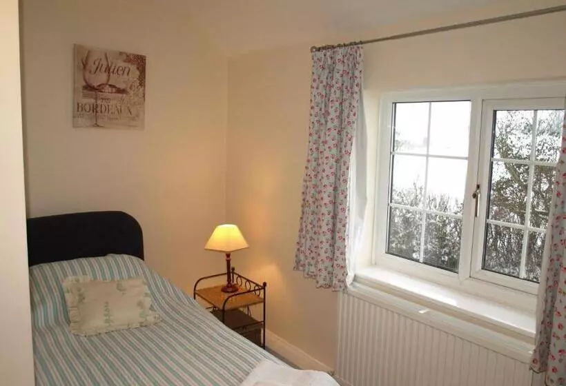 Aamiaismajoitus (B&B) Cleaver Cottage