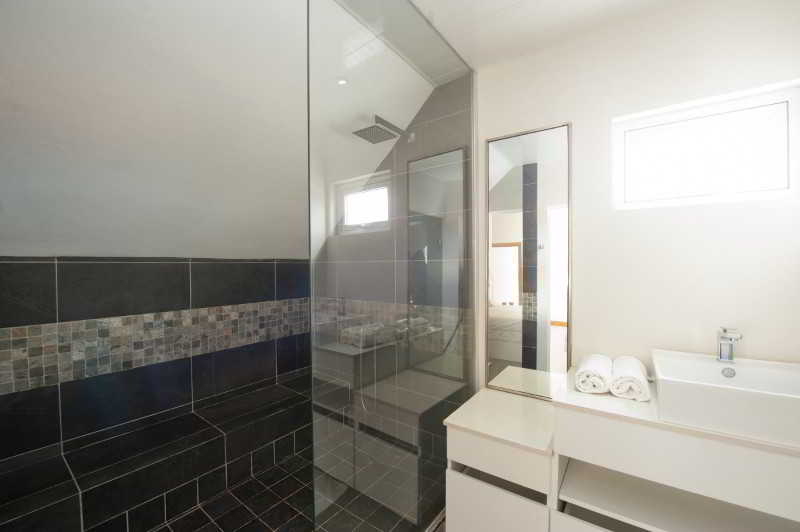 هتل Cape Bay Luxury Beach Apartments