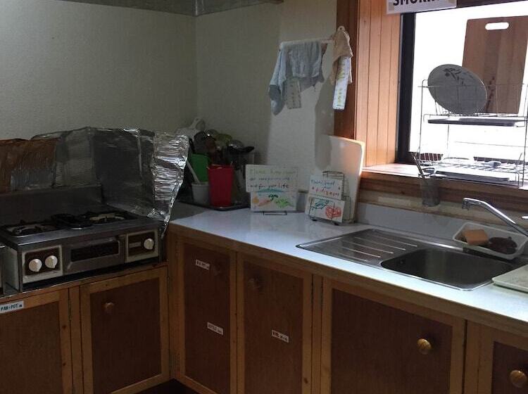 Alpine Lodge   Hostel