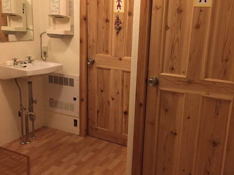 Alpine Lodge   Hostel