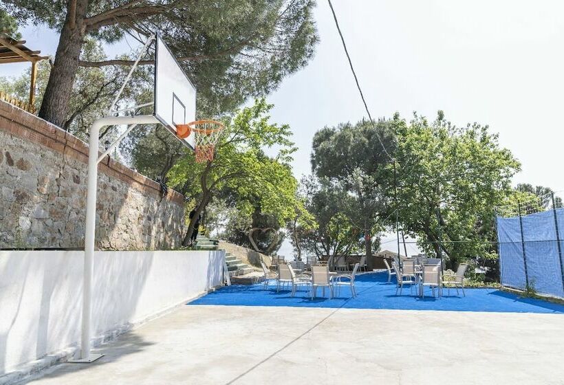 فندق Seasons Park Resort