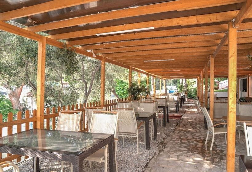 فندق Seasons Park Resort