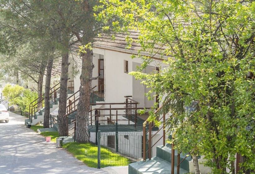 فندق Seasons Park Resort