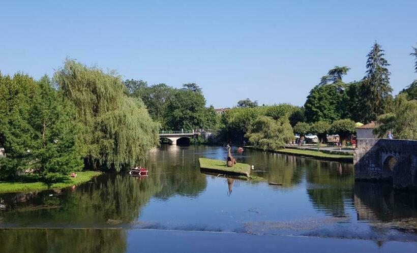 פנסיון Ici Cool Une Rivière