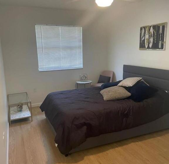 پانسیون Miami 28th Avenue Room