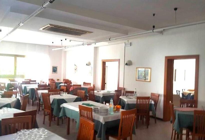 Отель Astor Riccione