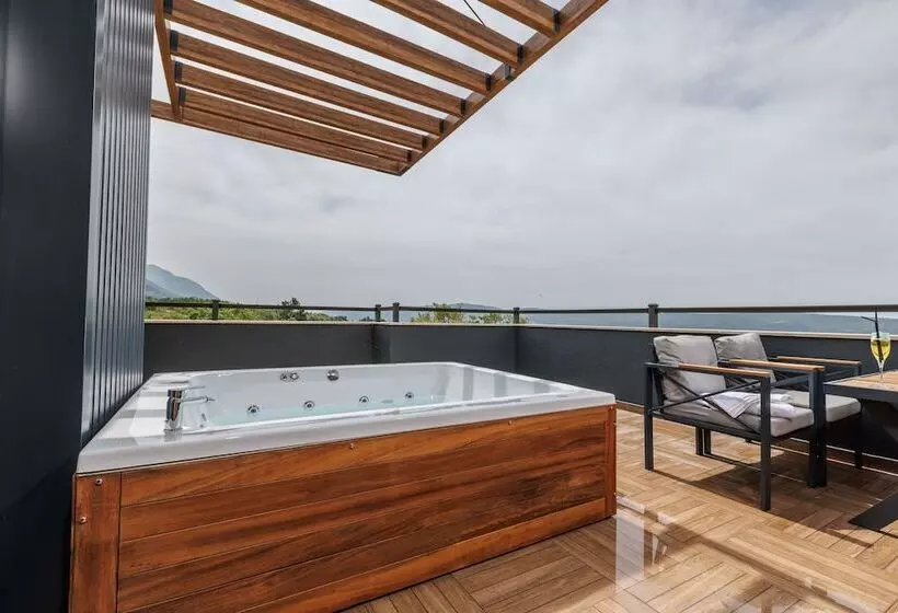 Montenegro Lodge