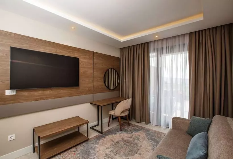 Montenegro Lodge