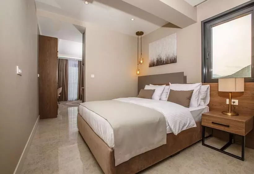 Montenegro Lodge