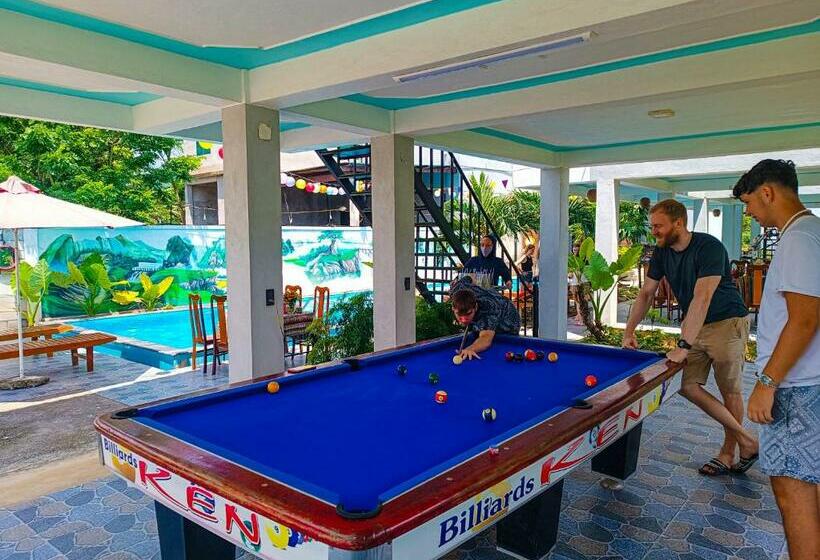 هاستل Yolo Pool Bar Villas