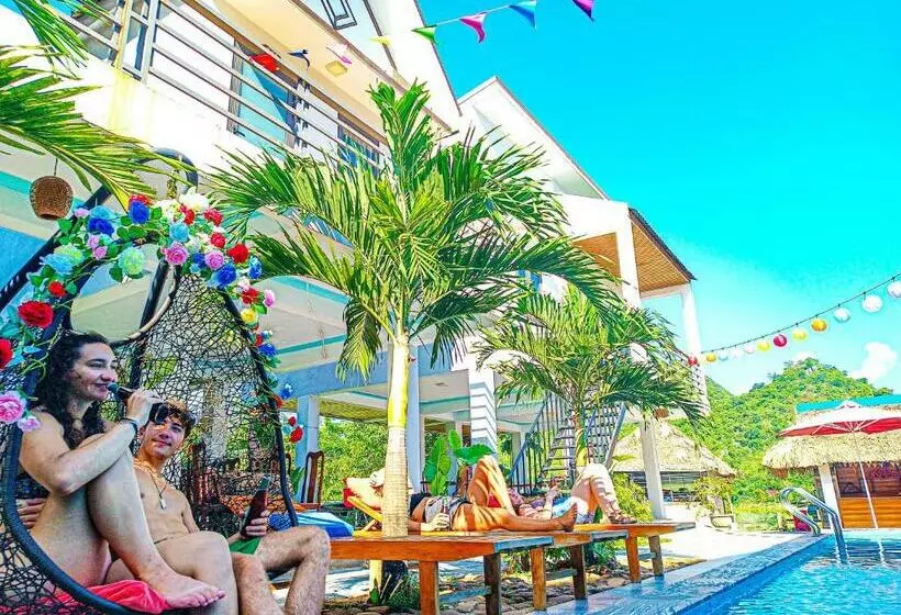 هاستل Yolo Pool Bar Villas