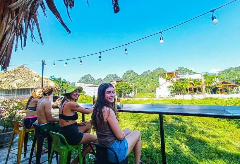 هاستل Yolo Pool Bar Villas