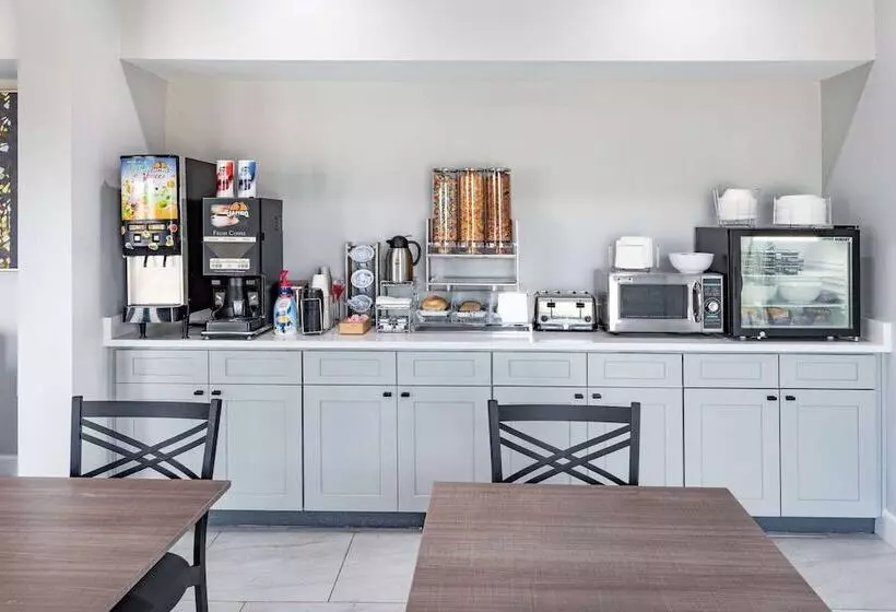 Hotelli Baymont By Wyndham Freeport Texas