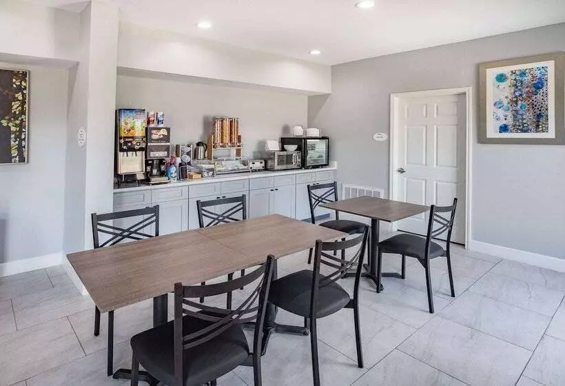 Hotelli Baymont By Wyndham Freeport Texas