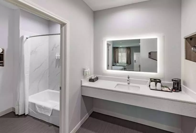 Hotelli Baymont By Wyndham Freeport Texas