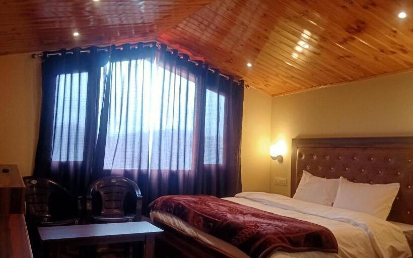 פנסיון Chauhan Height S