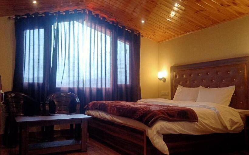 פנסיון Chauhan Height S