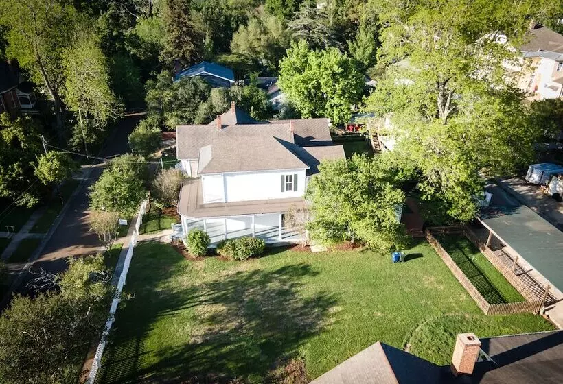 تختخواب و صبحانه Arlington House