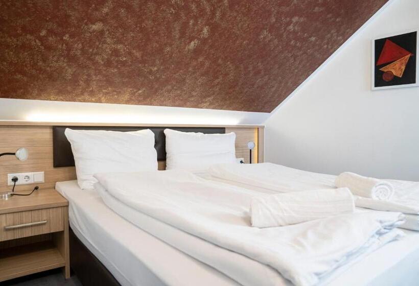 هتل Alpha & Omega