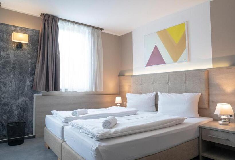 هتل Alpha & Omega