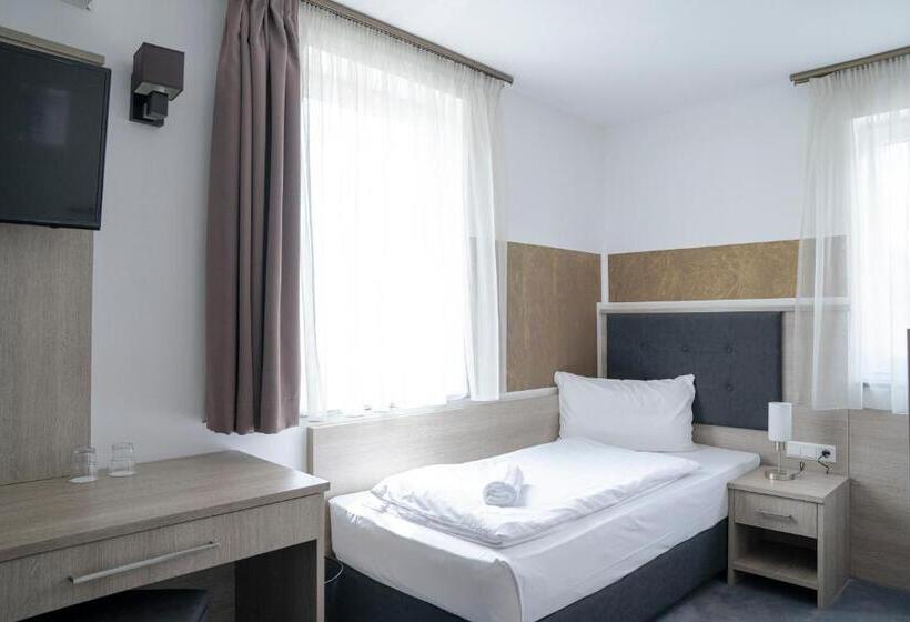 هتل Alpha & Omega