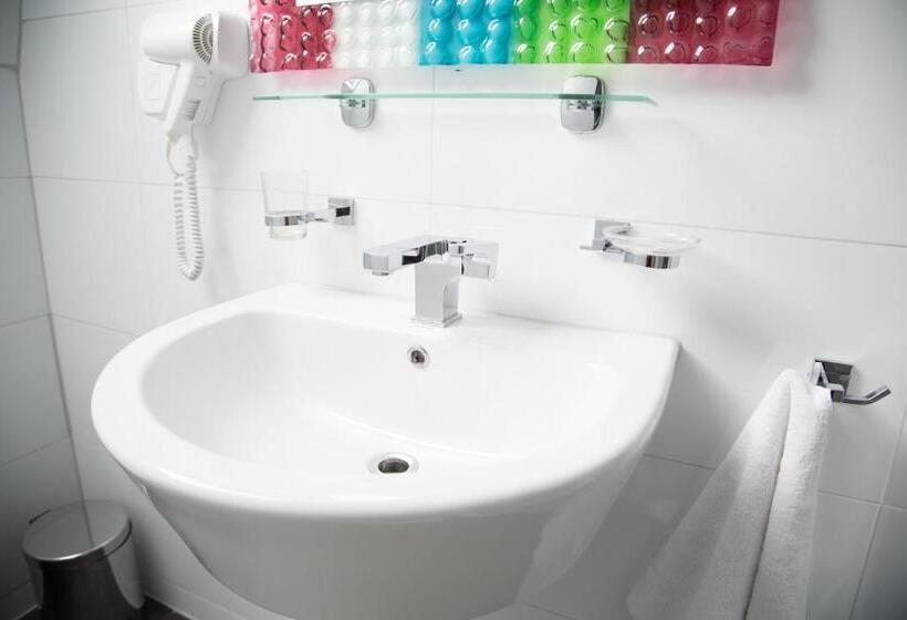 هتل Alpha & Omega