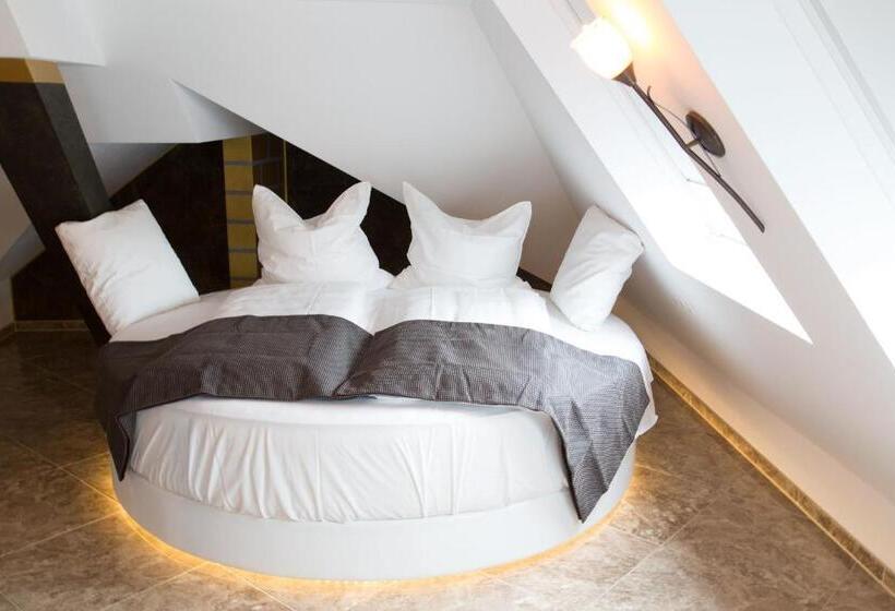 هتل Alpha & Omega