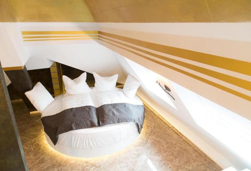 هتل Alpha & Omega