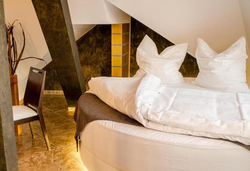 هتل Alpha & Omega