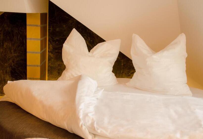 هتل Alpha & Omega