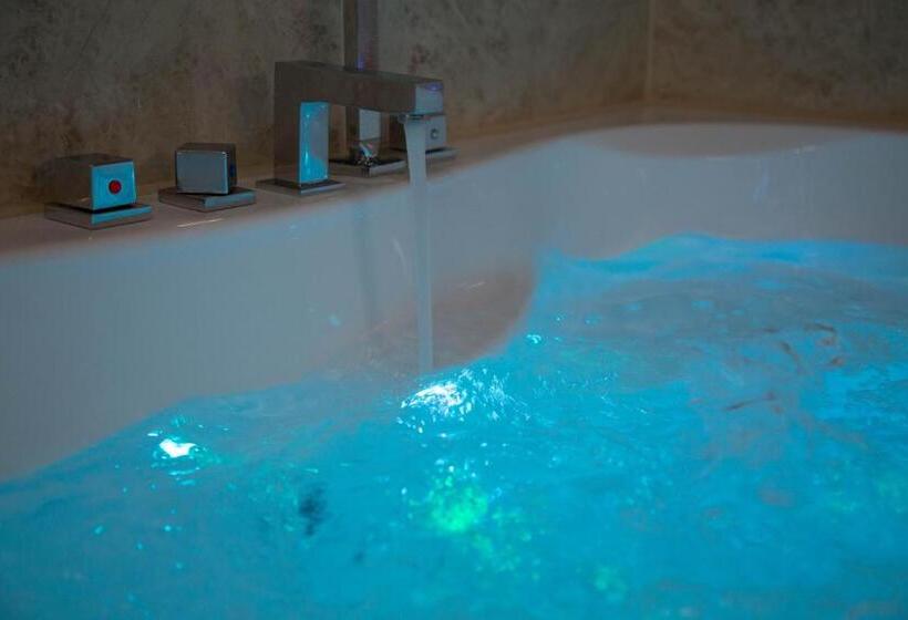 هتل Alpha & Omega