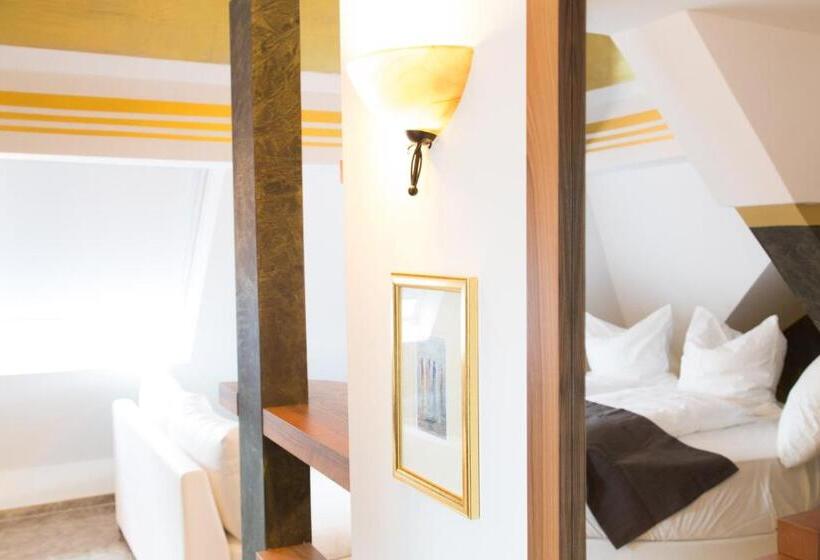 هتل Alpha & Omega