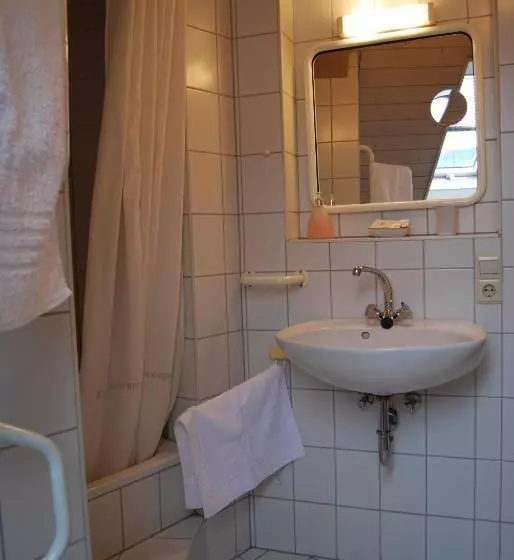 ホテル Gasthaus Zum Löwen   Restaurant Akropolis