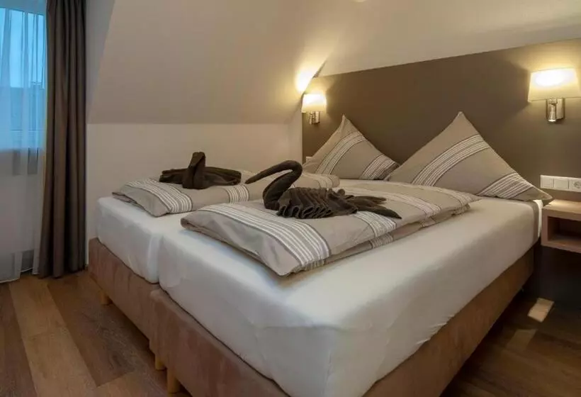 Hotelli Gasthaus Zum Zecher