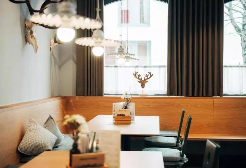 Hotelli Zum Goldenen Hirsch