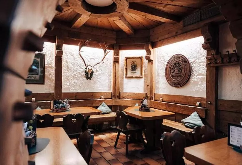 Hotelli Zum Goldenen Hirsch