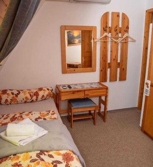 مبيت وإفطار Castrum Camping & Pension