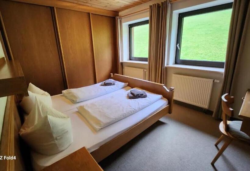 Vandrarhem Gasthof Starzelhaus