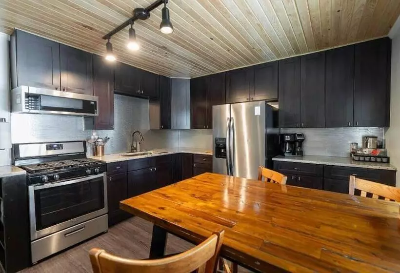 Aamiaismajoitus (B&B) Depot Village