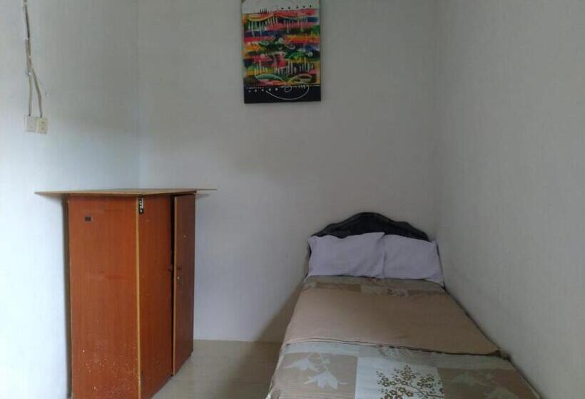 בית מלון כפרי Gadjah Mada Hall Cafe & Penginapan