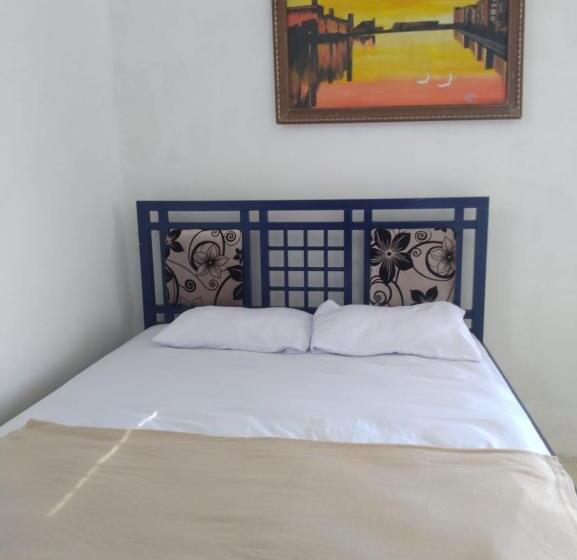 בית מלון כפרי Gadjah Mada Hall Cafe & Penginapan