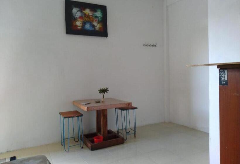 בית מלון כפרי Gadjah Mada Hall Cafe & Penginapan