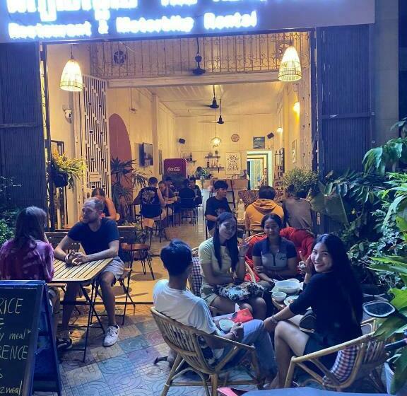 Social Backpacker Hostel & Rooftop Bar